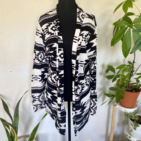 Bobbie Brooks Sweaters - Boho Bobbie Brooks 1X Black and White Patterned Top, ethnic patterns